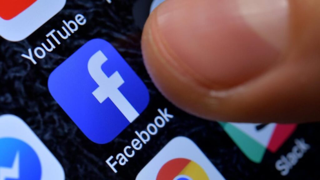 El logo de Facebook, en una pantalla de móvil