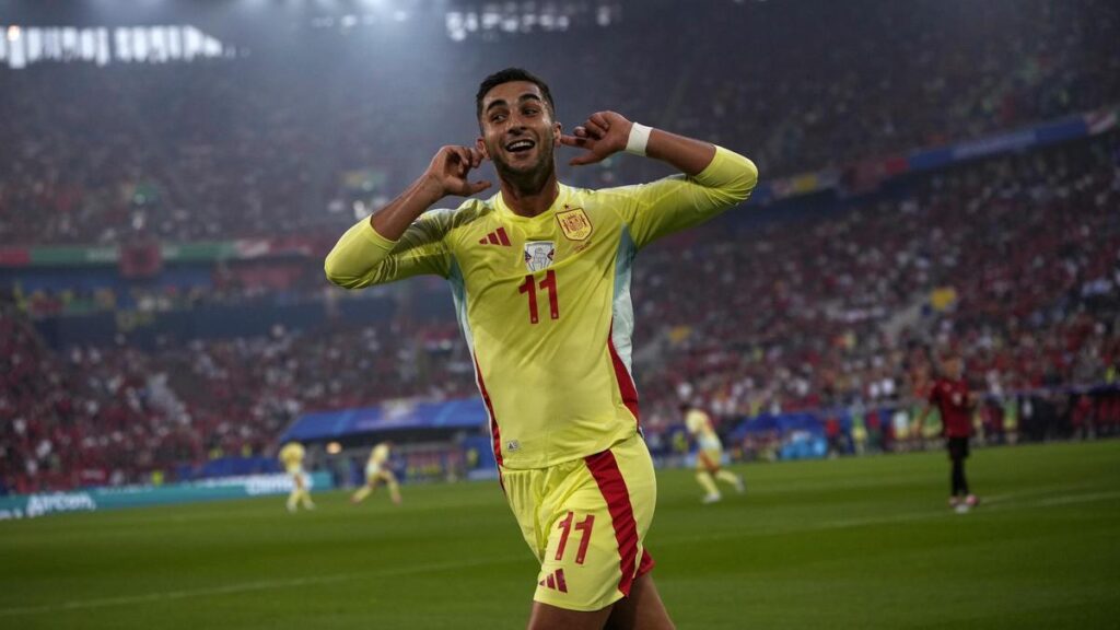 Ferran Torres celebra el gol de España ante Albania
