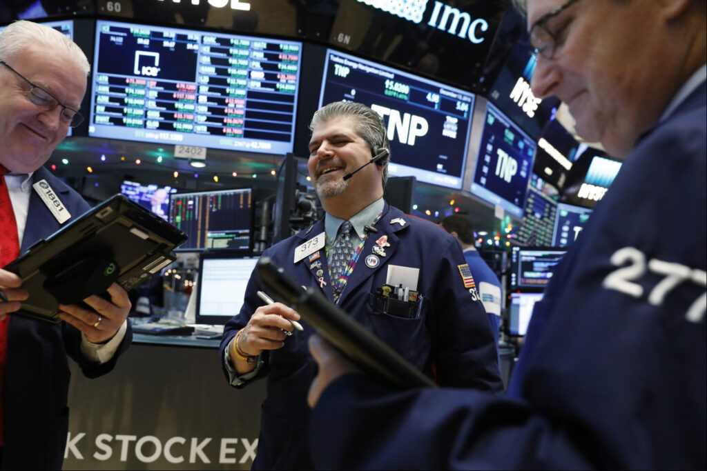 Wall Street anticipa suaves compras a la espera del informe de empleo de junio