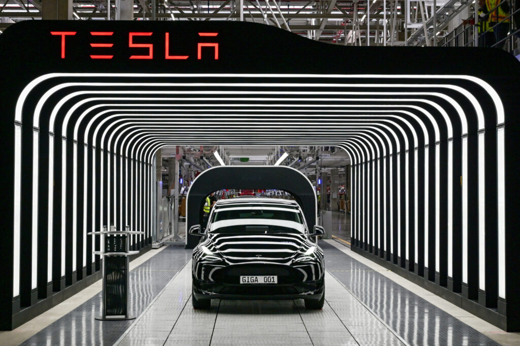 Tesla se frena en bolsa ante un posible retraso en el lanzamiento de su robotaxi