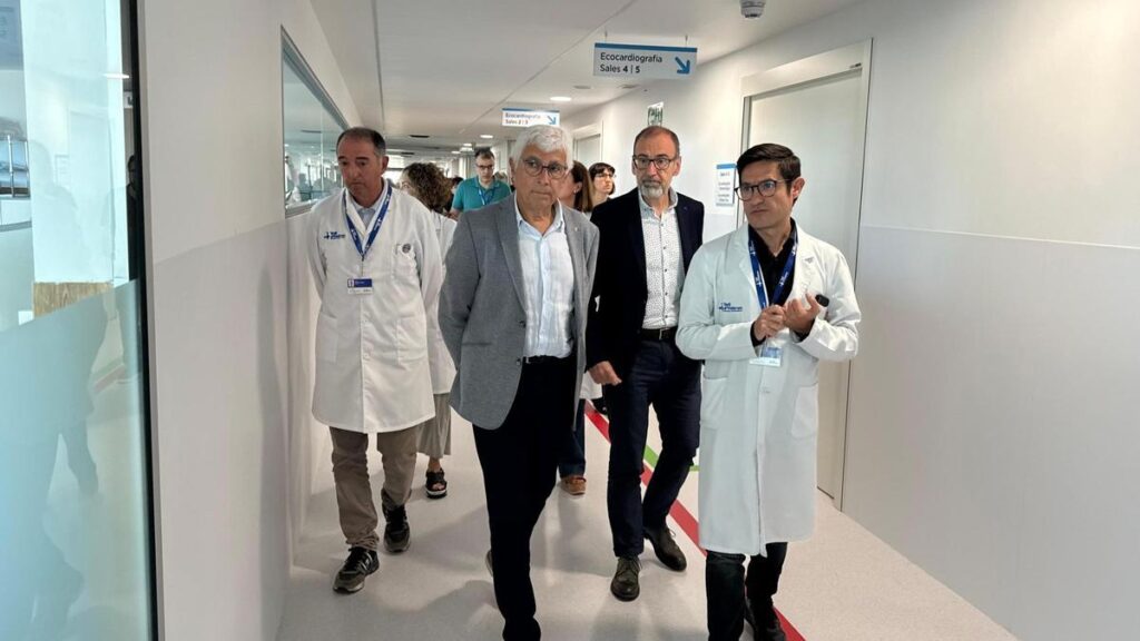 De izquierda a derecha, el gerente de Vall d'Hebron, Albert Salazar; el conseller de Salut, Manel Balcells; el director del ICS, Xavier Pérez; y el jefe de Cardiología, Ignacio Ferreira.