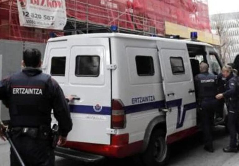 Unos okupas en el País Vasco piden ayuda a la Ertzaintza para evitar que otros okupas detenidos en una operación antidroga entren en la casa
