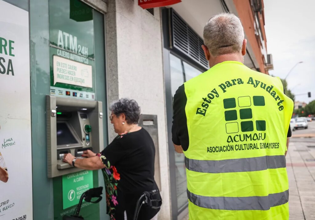 Escoltas de ancianos contra los magos del engaño en cajeros de Madrid