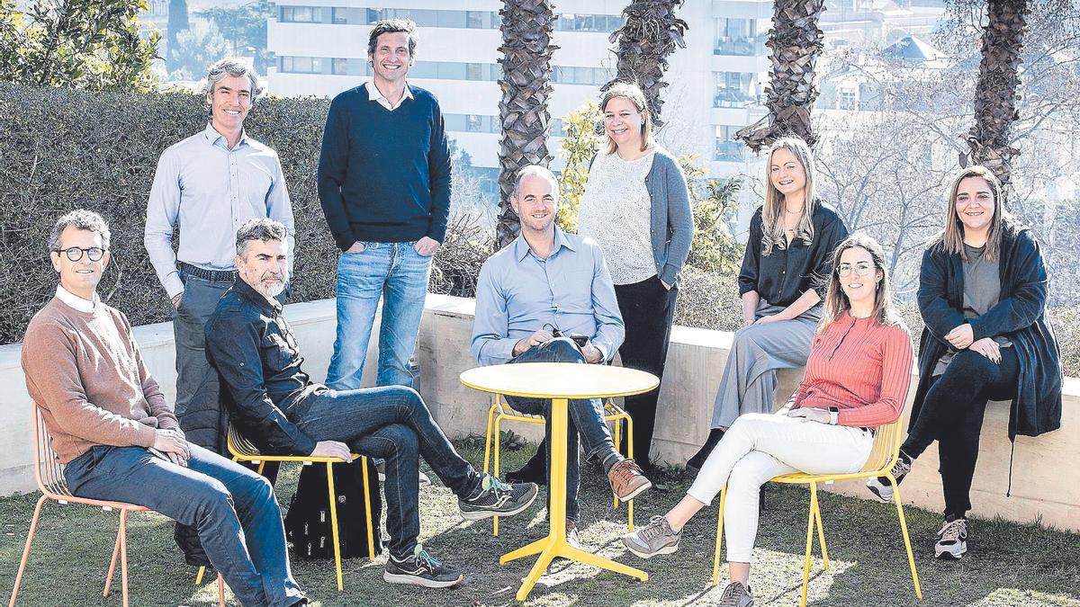 Parte del equipo de Call2World, con Kiko Fábregas, sentado a la izquierda, y Manuel Garriga (CEO) de pie en el centro.