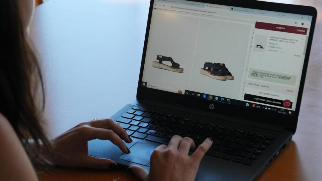 Una usuaria compra unas sandalias por internet