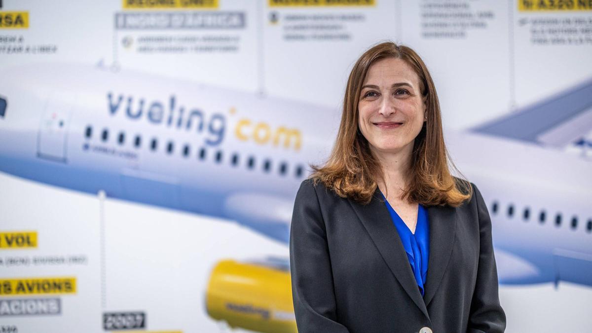 Carolina Martinoli ante un panel con la historia de Vueling