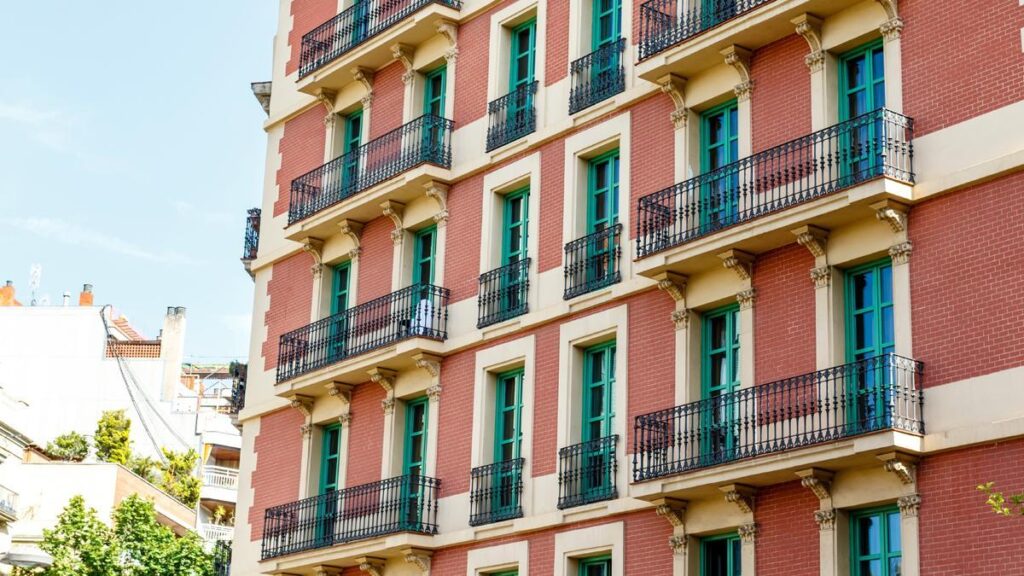 Edificio de viviendas en una ciudad española.
