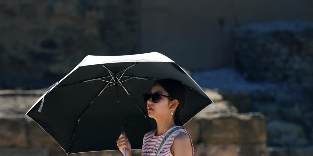 Avisos por calor este lunes en el interior de Almería y litoral de Málaga, con máximas de 38 grados