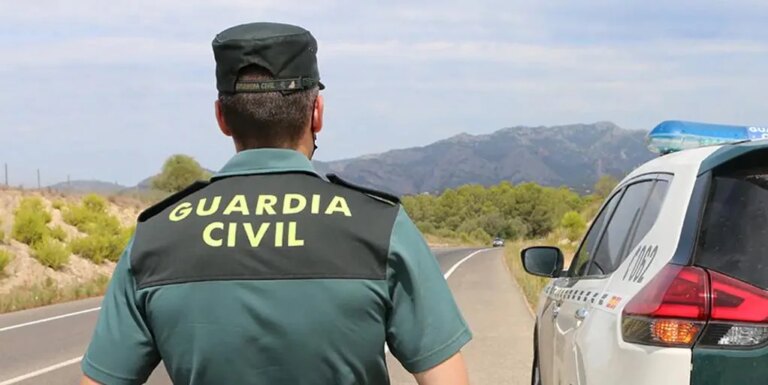 Un conductor drogado huye de la Guardia Civil en zigzag y entre surtidores y acaba perdiendo el control en un campo de cultivo en Palencia