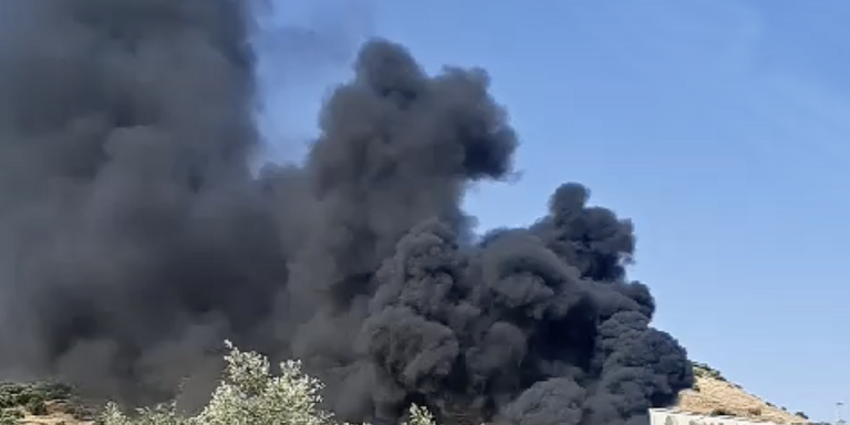Un incendio afecta a una planta de reciclaje en Lucena