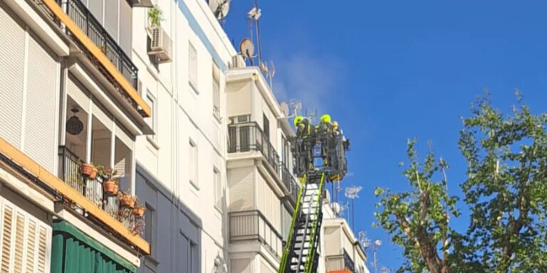 Cuatro personas atendidas por la inhalación de humo en un incendio en Triana