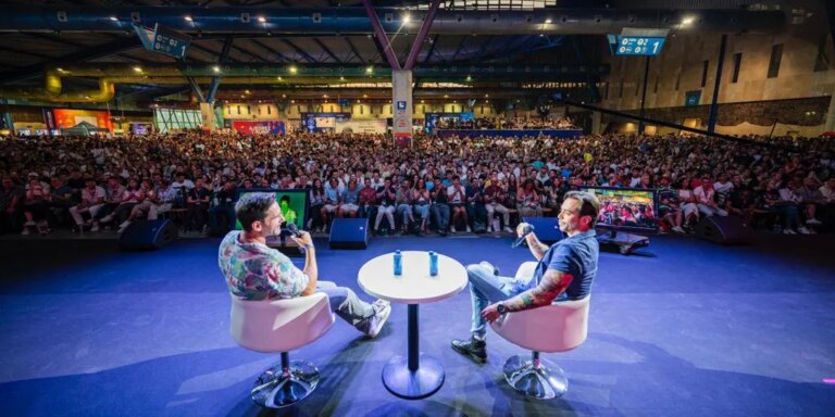 miles de jóvenes asisten a la conversación de Jordi Wild con un físico
