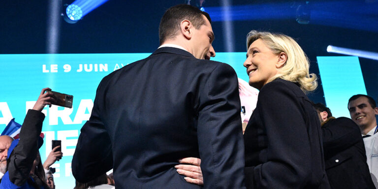 La extrema derecha de Le Pen gana en Francia, pero "aún todo está por decidir"
