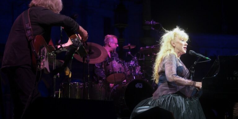 Loreena Mckennit paseó su clase en Icónica Fest Sevilla