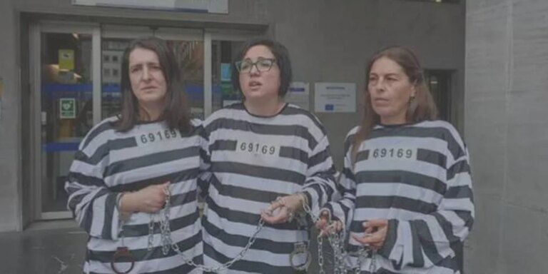 Cuatro opositoras se visten de presidiarias tras ser expulsadas de las oposiciones por un «error de forma»