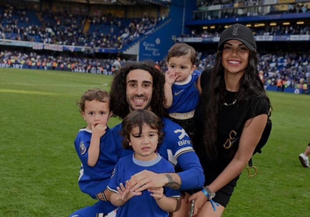 familia numerosa, una novia conocida y sus hijos