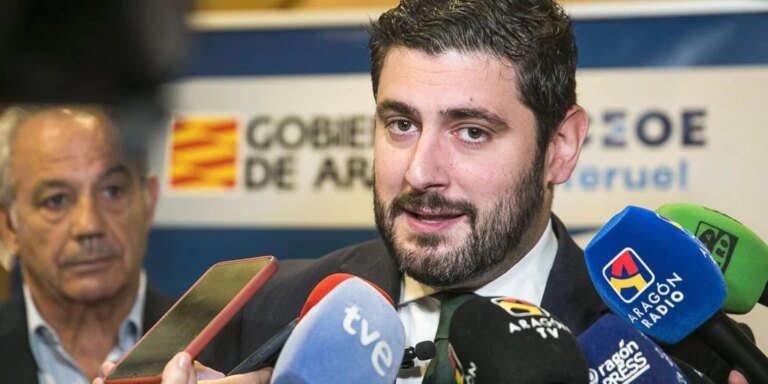 El líder de Vox en Aragón anuncia que está negociando con el PP bloquear la entrada de más inmigrantes ilegales en la región