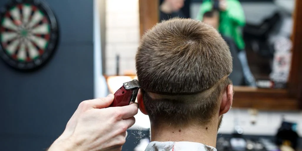 Detenido un peluquero en Leganés por robar cadenas a sus clientes mientras les cortaba el pelo