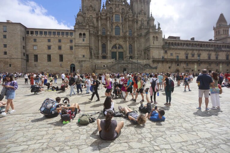 Los vecinos afectados por las «hordas» de peregrinos en Santiago denuncian que es «insoportable»
