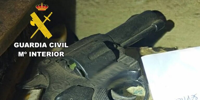 Detenido con 1,7 kilos de marihuana tras amenazar con un hacha a un vecino y lanzar una bombona de butano a la Guardia Civil