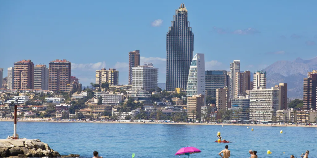 El Gobierno valenciano rebaja de 500 a 100 metros la línea de costa para poder construir hoteles