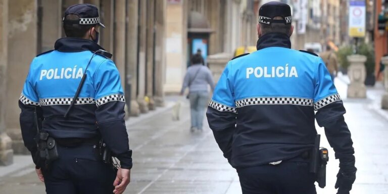 Detenido tras lanzar botellines de cerveza a la calzada junto a sus hijas de 1 y 3 años