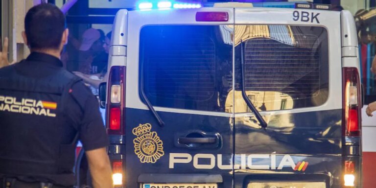 Un hombre entra con armas y machetes en un concesionario de Vigo por su descontento con el servicio
