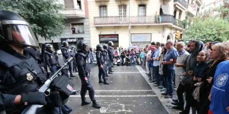 El juez amnistía a los policías procesados por las cargas del 1-O en Barcelona