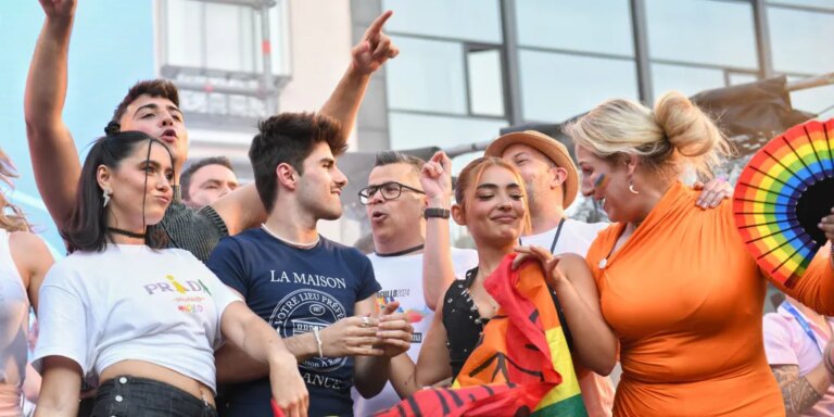 Los 'triunfitos' llevan el fenómeno fan al pregón del Orgullo de Madrid: «Decimos que no a esconderse»