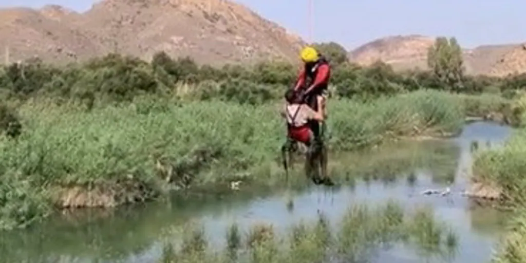 Un joven de 24 años se queda con medio cuerpo atrapado en el fango en una laguna de Mojácar