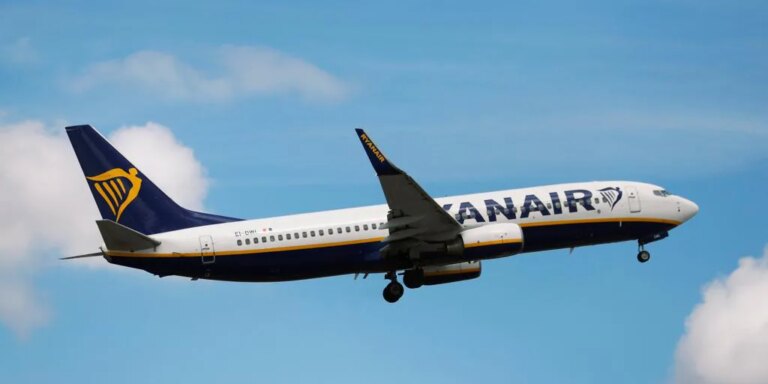 Un avión de Ryanair aterriza de emergencia en Santiago de Compostela por llevar a bordo un «pasajero problemático»