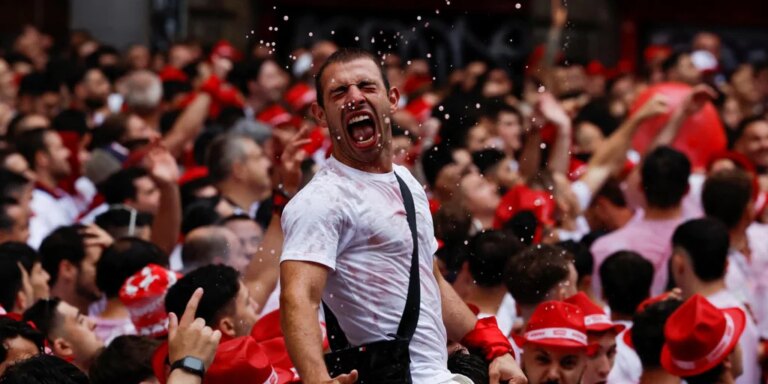 Pañuelos al aire y chupinazo: despega San Fermín 2024