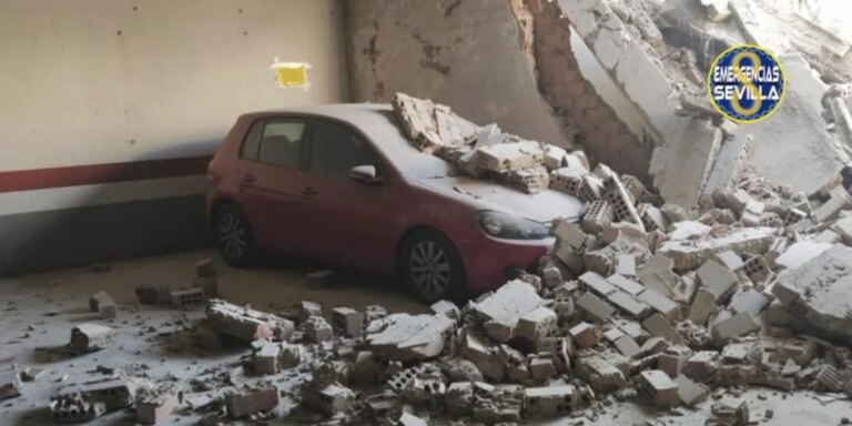 Se desploman las cuatro plantas que quedaban sin derruir de la Torre Mapfre en Sevilla