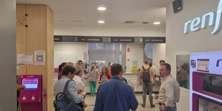 Usuarios de lanzaderas Avant en Córdoba denuncian «una mañana de caos» con cancelaciones de trenes