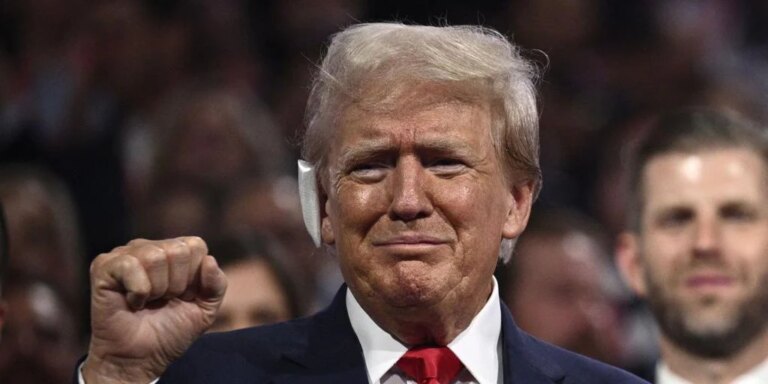 Trump, recibido como un héroe en la convención republicana en su primera aparición desde el atentado