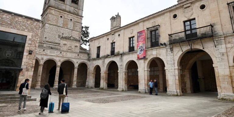 La universidad se blinda ante el plagio y el fraude con la IA: desde la disuasión hasta la expulsión