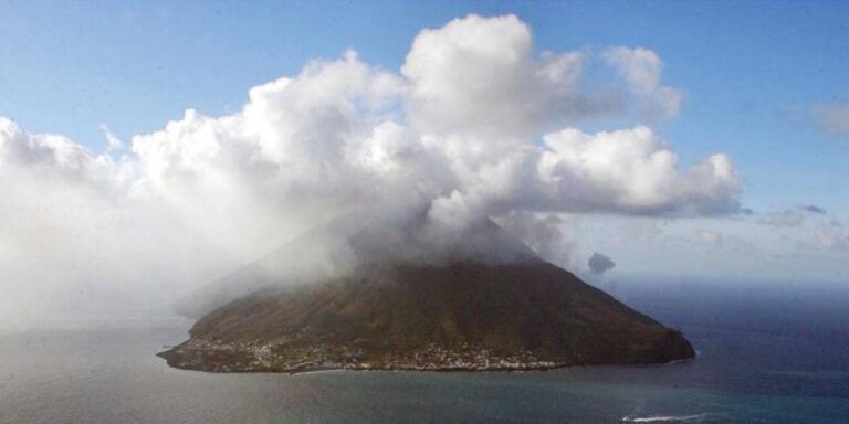 Italia eleva al máximo el nivel de alerta tras la erupción del volcán Estrómboli