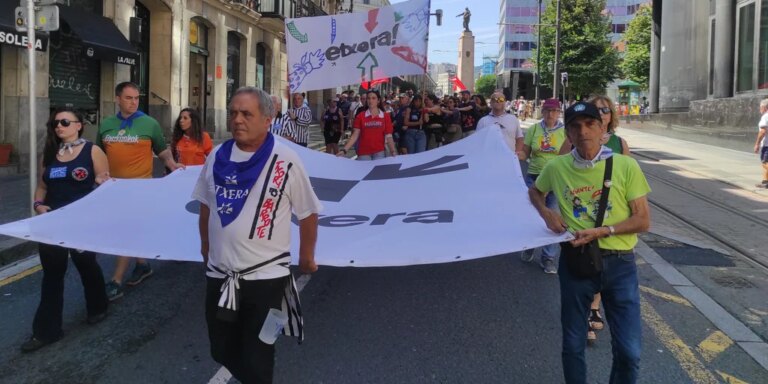 Brindis en el centro de Bilbao para pedir «puertas abiertas» a los presos de ETA