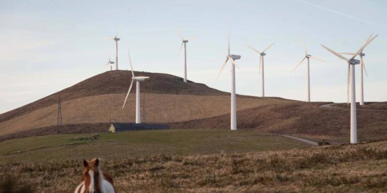 El PSdeG admite que la parálisis de las eólicas es un problema para la descarbonización