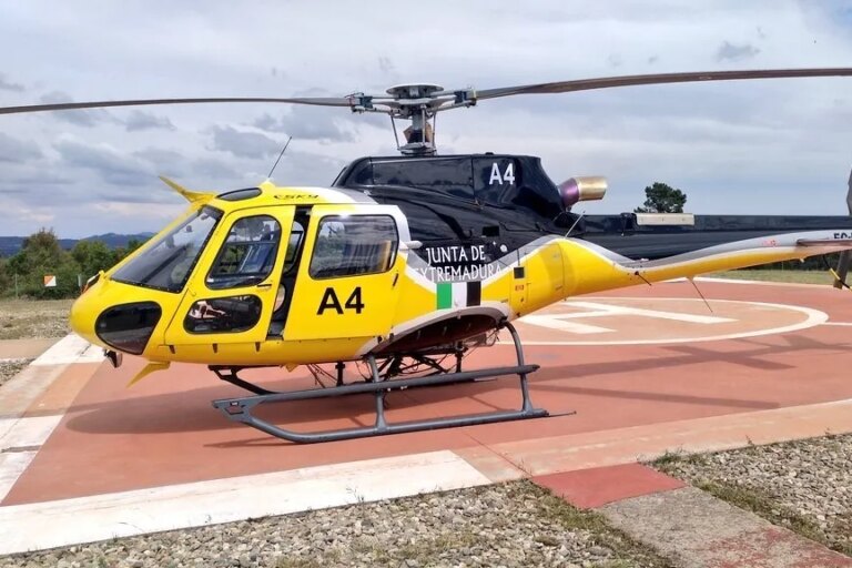 Una descarga de agua de un hidroavión ha dejado en muerte cerebral a un hombre de 80 años cuando intentaba apagar un incendio en Alía