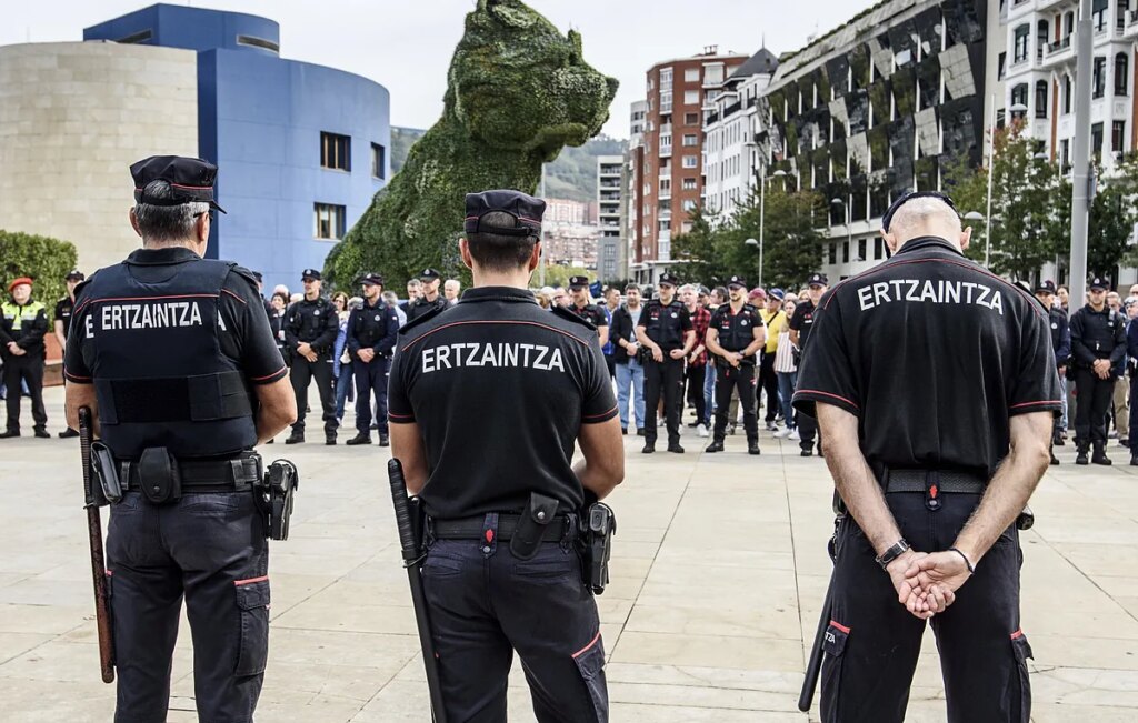El ertzaina que amenazó a su esposa con un cuchillo en San Sebastián cambió de sexo y consta como mujer