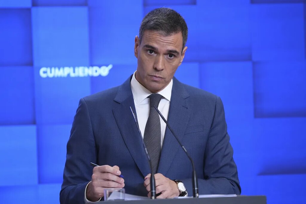 Sánchez cede a la presión de Canarias en inmigración mientras reubica a cientos en otros puntos de la península