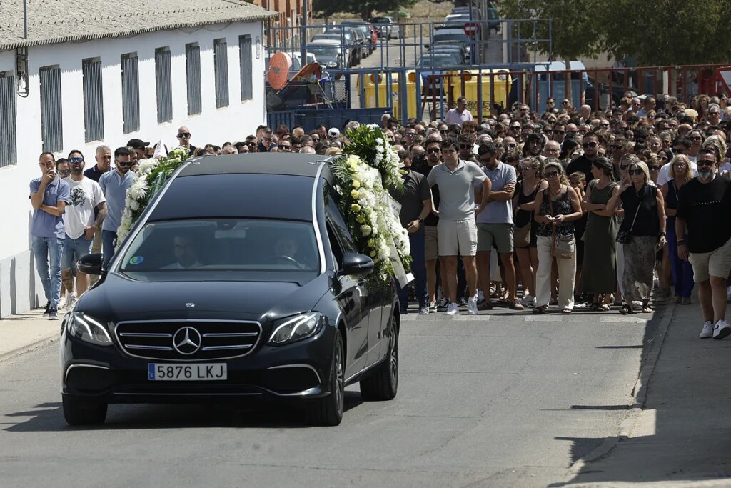 Multitudinario adiós al niño de 11 años asesinado en Mocejón: "¡Mateo presente! ¡Gol, gol, gol, Mateo es un campeón!"