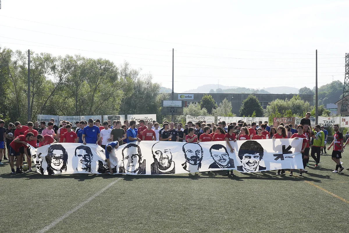 Pancarta de apoyo a los presos de ETA durante un partido de fútbol en Hernani y otros 71 actos de homenaje durante las fiestas de verano en el País Vasco y Navarra