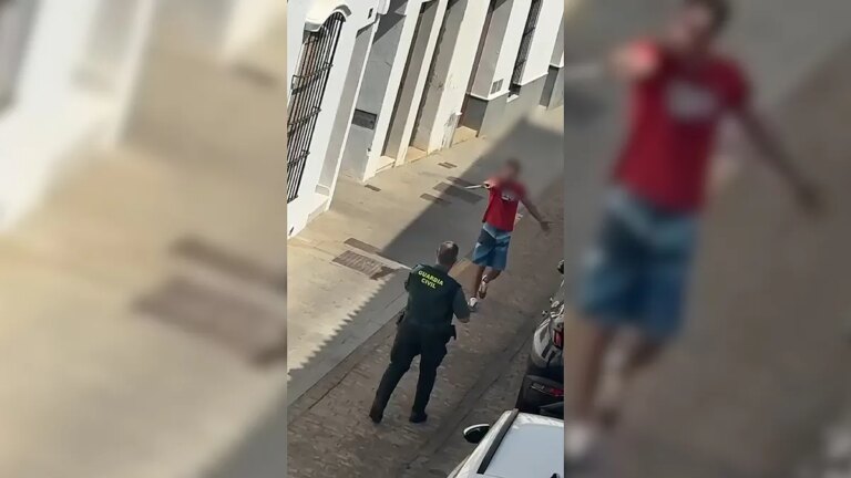 El juez atribuye cinco delitos al hombre que se atrincheró y amenazó con un cuchillo a la Guardia Civil en Fregenal de la Sierra (Badajoz)