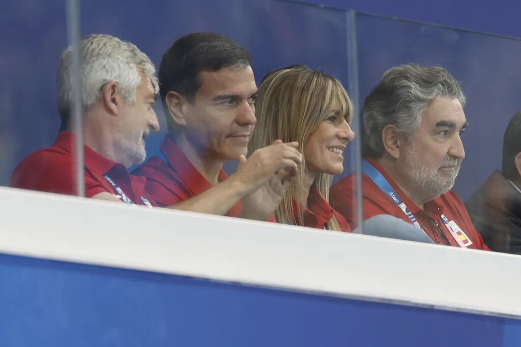 Las acusaciones del 'caso Begoña' piden al juez que cite al amigo de Pedro Sánchez que la puso en contacto con Reale Seguros