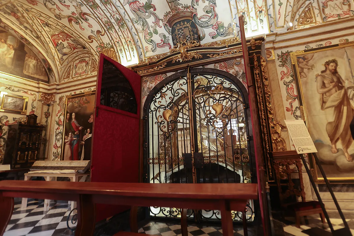 Reabren el sepulcro de Santa Teresa tras 110 años: el cuerpo y las reliquias están "igual" que en 1914, según los testigos