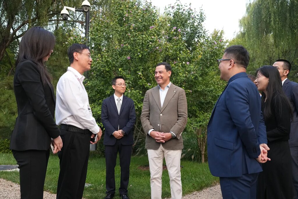 Moreno visita en Pekín la sede de Huawei y destaca su cooperación para "proyectos digitales" en Andalucía