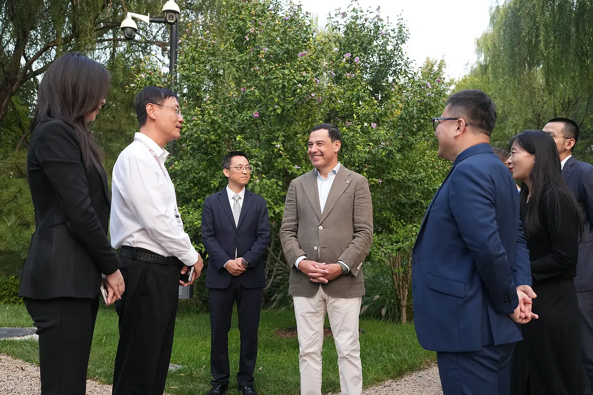 Moreno visita en Pekín la sede de Huawei y destaca su cooperación para "proyectos digitales" en Andalucía