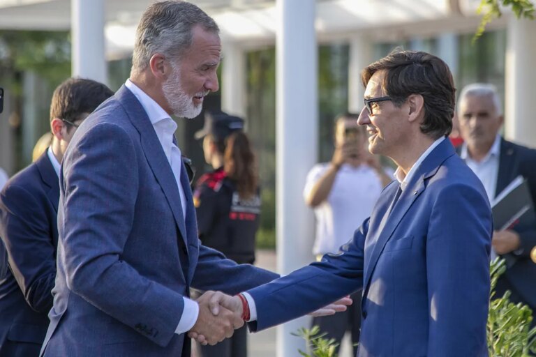 Salvador Illa recibe al Rey Felipe VI en la bienvenida de Barcelona a la Copa América de vela y pone fin a varios años de boicot a la Corona desde la Generalitat